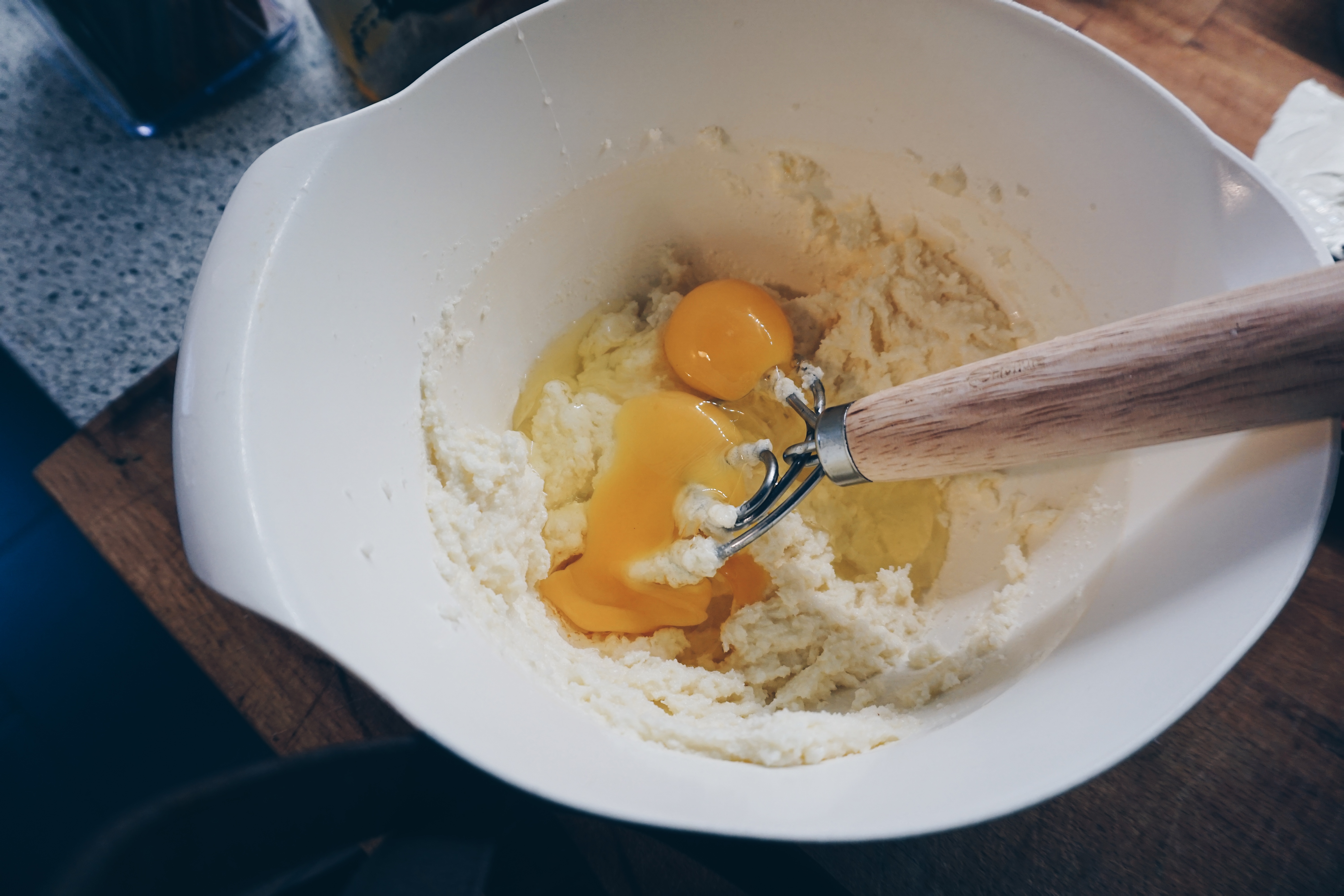 Zucker Buttergemisch mit gemanschter Banane in Schüssel