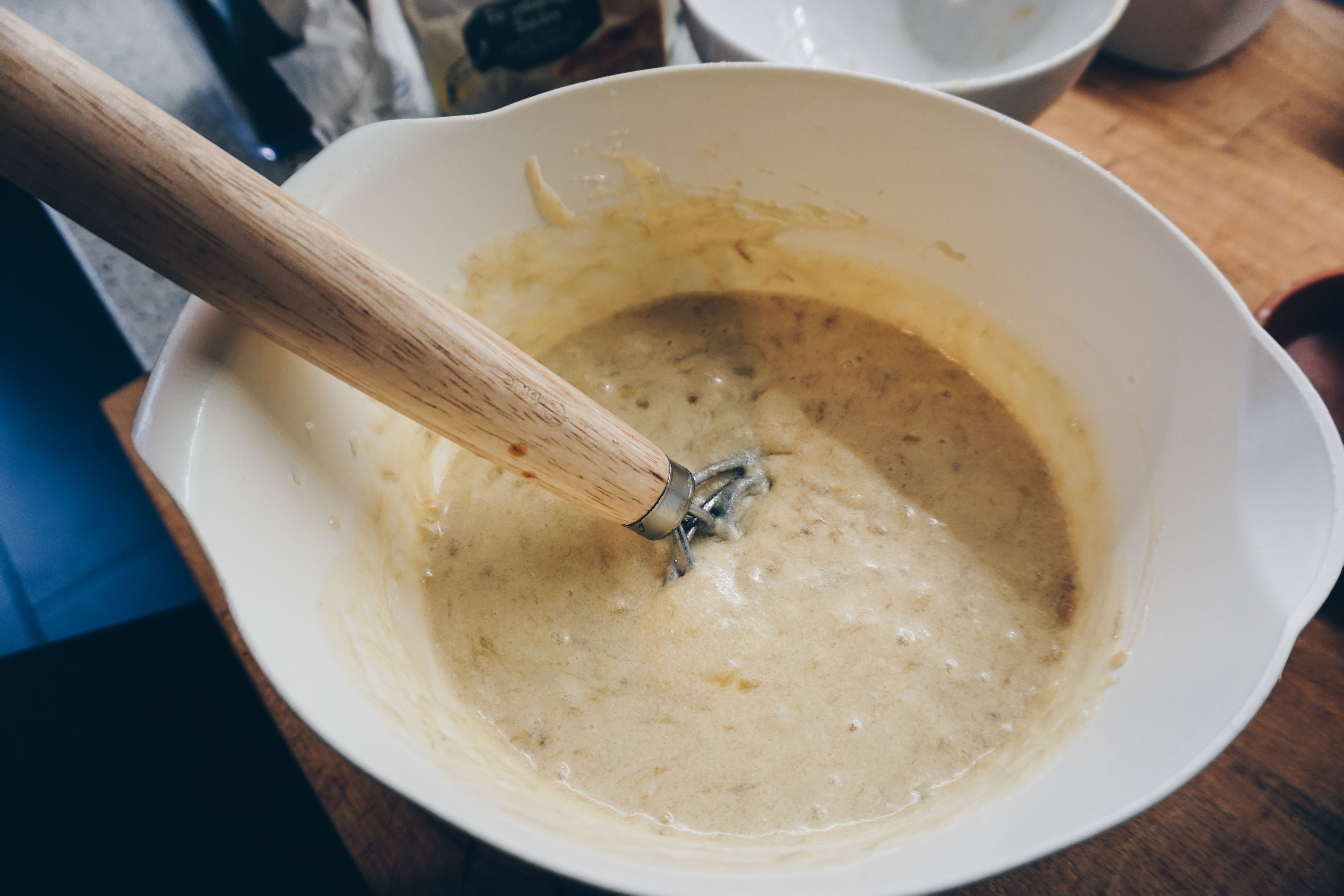 Zucker Buttergemisch mit gemanschter Banane in Schüssel