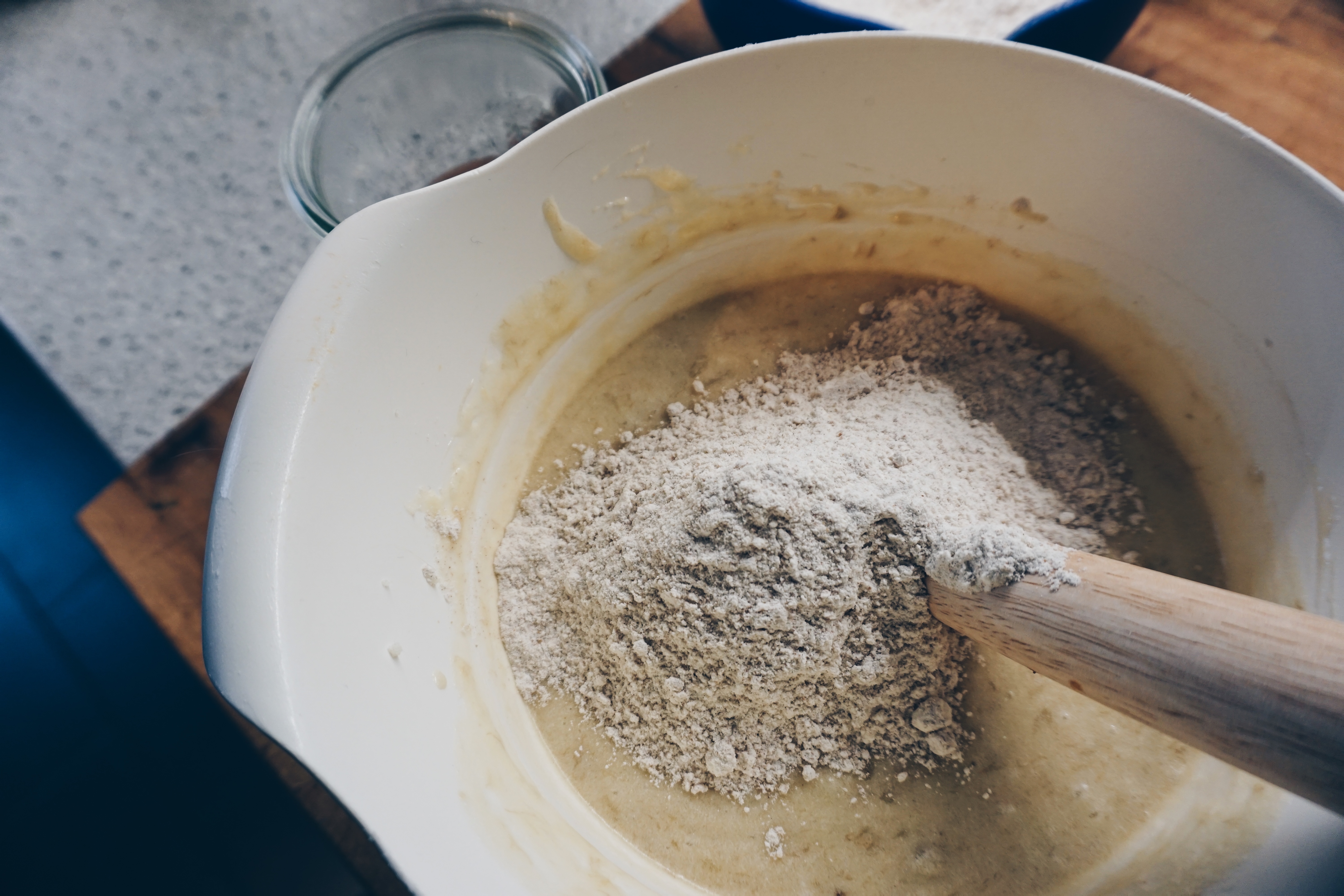 Zucker Buttergemisch mit gemanschter Banane in Schüssel