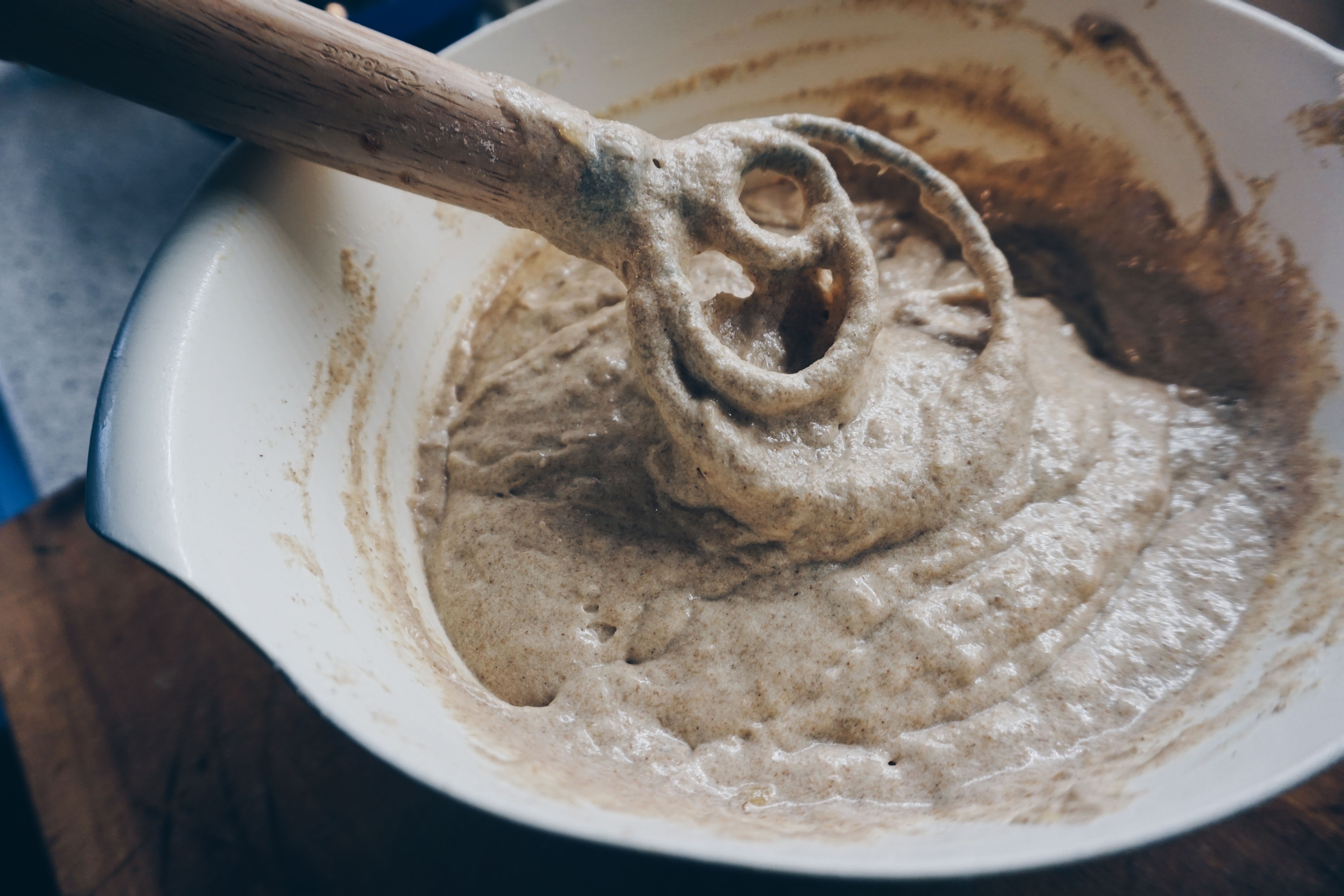 Zucker Buttergemisch mit gemanschter Banane in Schüssel