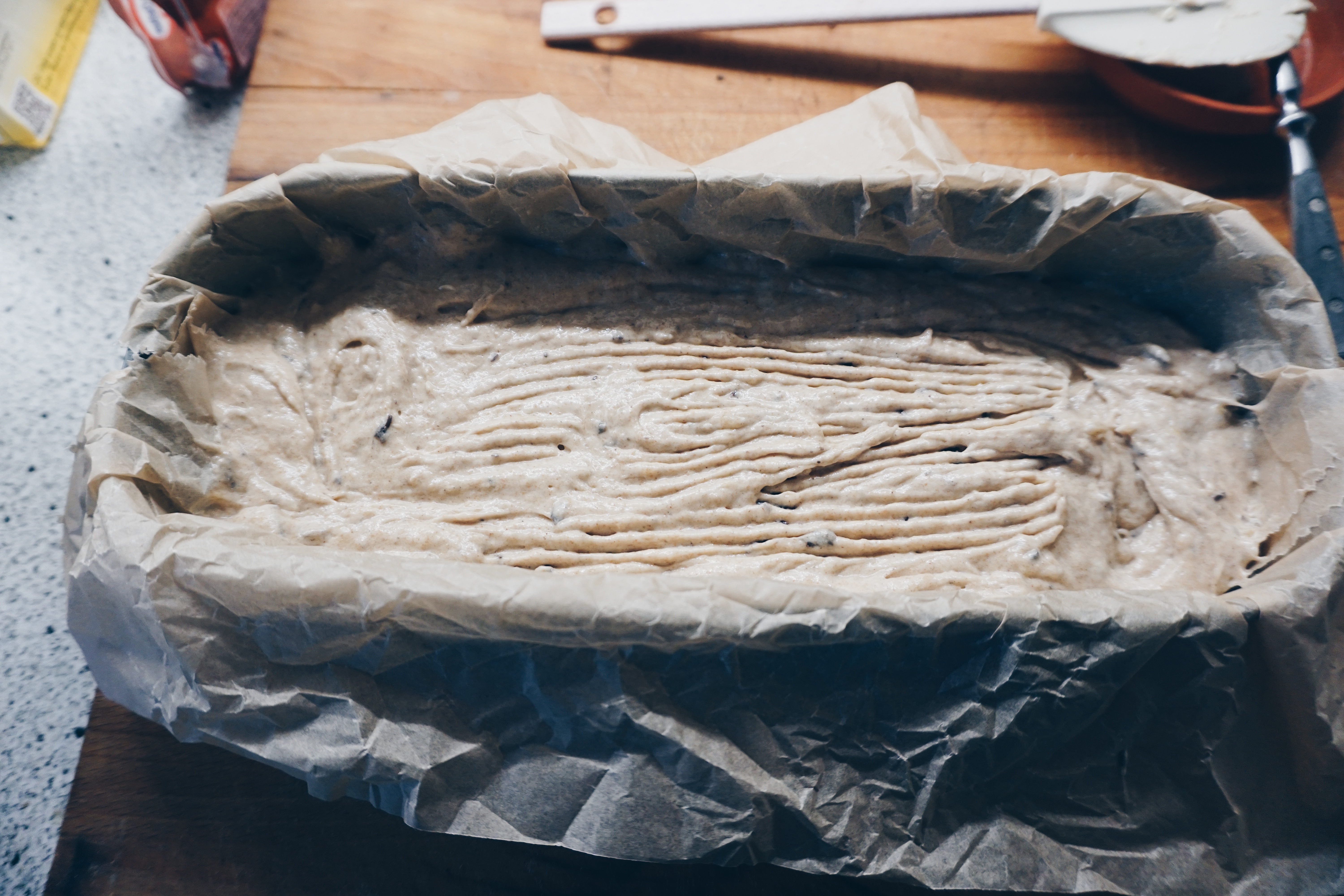 Zucker Buttergemisch mit gemanschter Banane in Schüssel